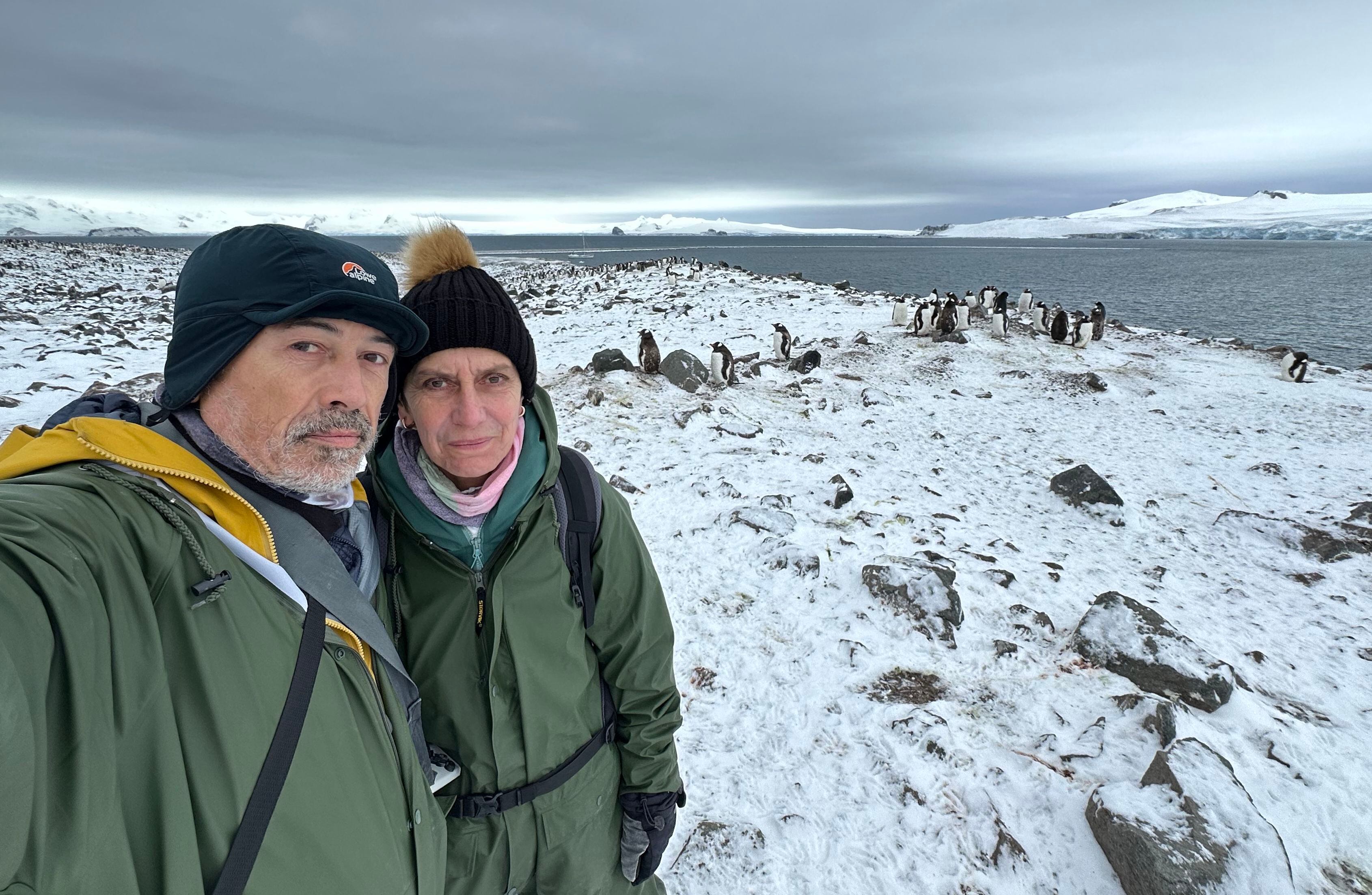 Los científicos españoles Antonio Alcamí y Begoña Aguado, en una pingüinera en la región del Mar de Weddell.