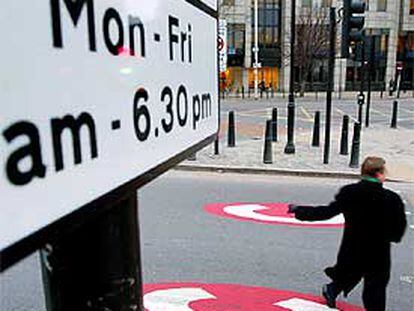 Una señal en el centro de Londres advierte de que es zona de peaje para el transporte privado.