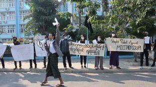 Un grupo de personas se manifiesta en Mandalay, la segunda ciudad birmana, contra la junta militar, este jueves.