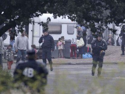 La polic&iacute;a evacua un asentamiento ilegal de gitanos en Villeneuve d&#039;Ascq, en el norte de Francia. 