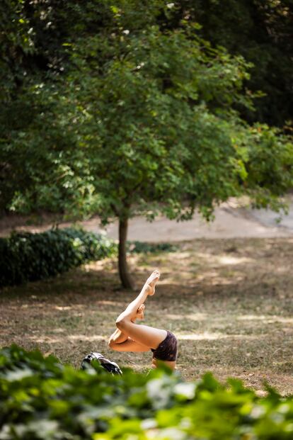 Una chica hace deporte en El jardín botánico histórico en Montjuic.