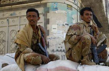 Soldados que respaldan a los manifestantes antigubernamentales en Saná