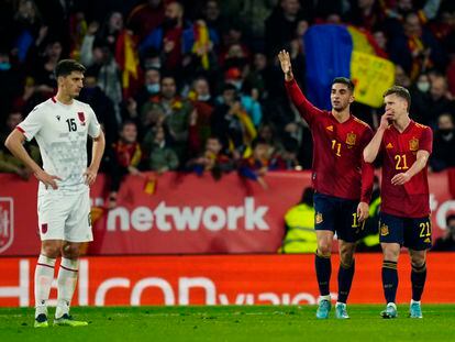 Ferran Torres y Dani Olmo celebran el tanto del atacante del Barcelona en el RCDE Stadium.