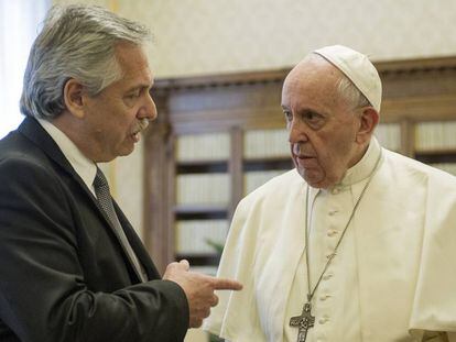 El Papa Francisco y el presidente de Argentina, Alberto Fernández, este viernes en Ciudad del Vaticano.