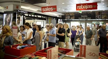 Clientes en el primer día de rebajas de unos grandes almacenes de Sevilla