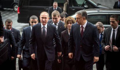 El presidente ruso Vladimir Putin junto a su anfitri&oacute;n y primer ministro h&uacute;ngaro, Viktor Orban, en Budapest este jueves.