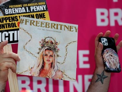 Un fan protesta en apoyo de Britney Spears con imágenes de ella, en Los Ángeles, California, en julio de 2021.