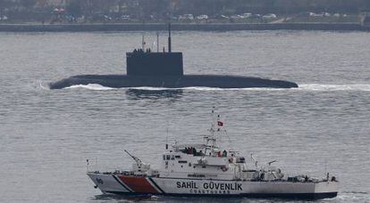 Un submarino ruso es escoltado este domingo por la guardia costera turca a su paso por el Bósforo.