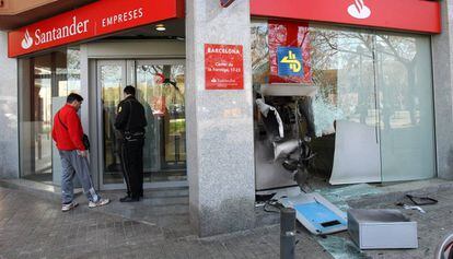 Un cajero reventado en barcelona, en 2015.