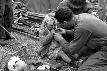 <i>Niños heridos en los bombardeos de Normandía en 1944,</i> foto de la colección NARA expuesta en Lyón.
