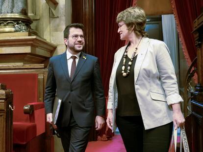 La consejera de Educación, Anna Simó, y el presidente de la Generalitat, Pere Aragonès, a su llegada al pleno sobre educación del Parlament.