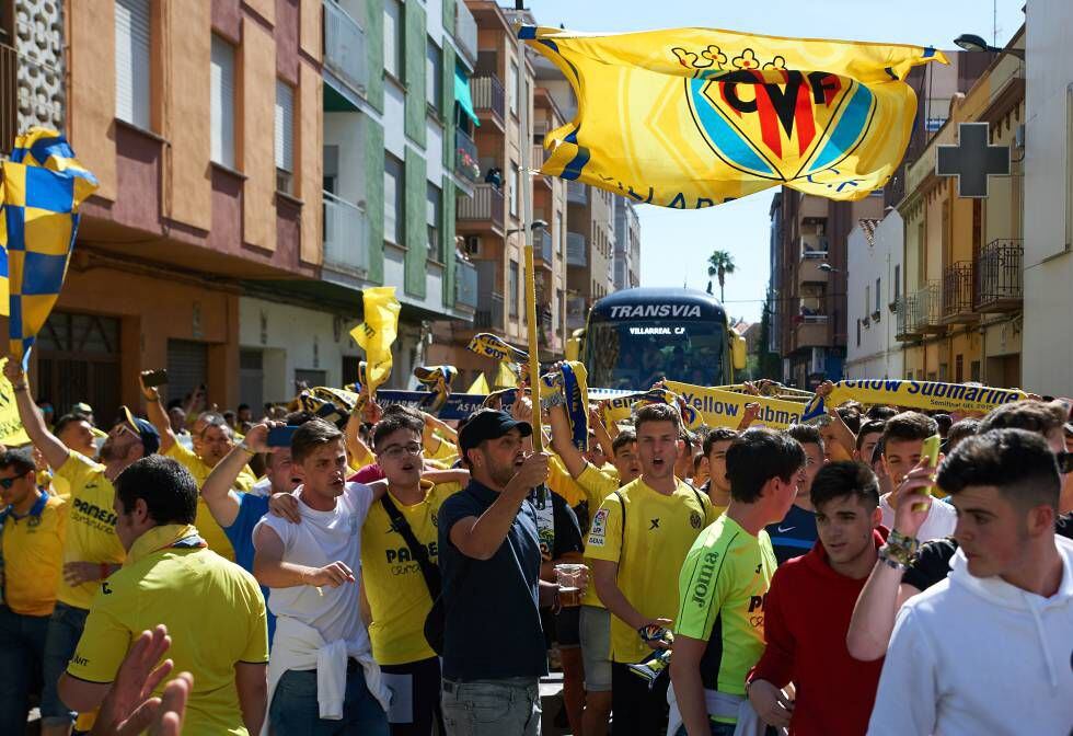 La afición del Villarreal CF recibe al equipo antes de un partido de LaLiga Santander.