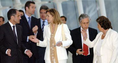 La Infanta Cristina junto a Francisco Camps, el periodista Miguel Ángel Aguilar y Rita Barberá durante la entrega de los premios de periodismo Salvador de Madariaga en 2004 en Valencia. Al fondo, el duque de Palma.