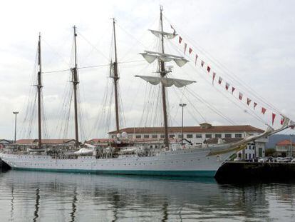 El buque escuela de la Armada Juan Sebasti&aacute;n de Elcano, a su llegada hoy al Arsenal Militar de Ferrol