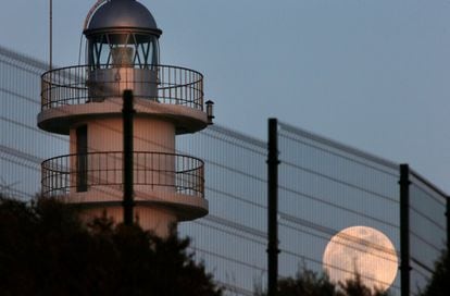 Superluna tras el faro del Cabo de las Huertas de Alicante.