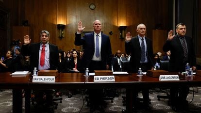 Los testigos Sam Salehpour, Ed Pierson, Joe Jacobsen y Shawn Pruchnicki durante la audiencia en el Senado de Estados Unidos, el 17 de abril 2024.