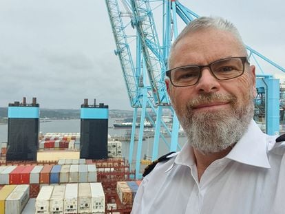 Thomas Sletting, capitán del Mette Maersk, en el puerto de Malasia, el pasado noviembre.