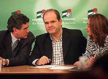 Luis Pizarro, Manuel Chaves y María del Mar Moreno, ayer, en la reunión de la ejecutiva.
