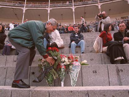 Una imagen de 2002 que muestra a un aficionado depositando unas flores en el asiento del tendido diez de Las Ventas que ocupaba Joaqu&iacute;n Vidal.