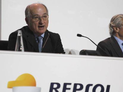 Antonio Brufau (izquierda), junto a Luis Suárez de Lezo, en la junta de accionistas de 2015. 