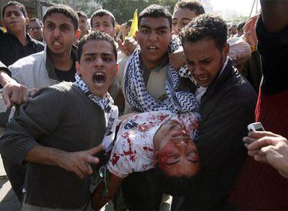 Varios manifestantes transportan a un herido durante la manifestación en Gaza.