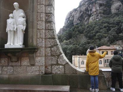 En vídeo, declaraciones de Miguel Hurtado, quien denunció haber recibido abusos de Andreu Soler durante su adolescencia.
Pie de Foto: Dos visitantes del monasterio de Montserrat, ayer.