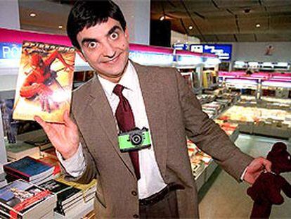 Un actor disfrazado de Mr. Bean en la fiesta que celebró, en su sede central, la cadena de librerías Crisol. PLANO MEDIO - ESCENA