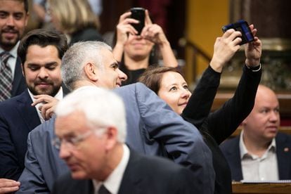 Diputats de Ciutadans que s'han fet un 'selfie' abans de l'inici de la sessió de composició del nou Parlament.