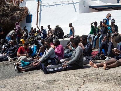 Algunos de los 43 migrantes que llegaron a la costa del pueblo de Punta Mujeres, en el norte de Lanzarote, en una embarcación neumática el 4 de septiembre.
