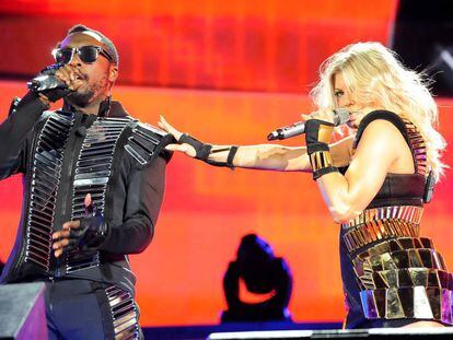 Los cantantes Will.I.Am y Fergie durante un concierto ben&eacute;fico del grupo &#039;The Black Eyed Peas&#039; en Nueva York. 