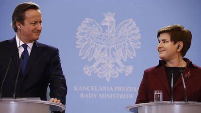El primer ministro brit&aacute;nico, David Cameron, y su hom&oacute;loga polaca, Beata Szydlo, en Varsovia.
 