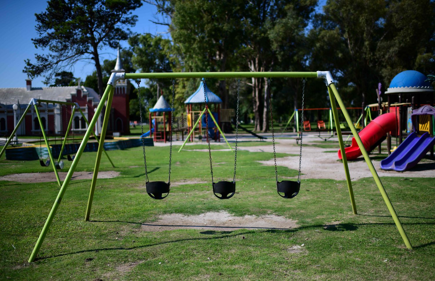 Un parque vacío en La Plata, Argentina, después del comienzo de un encierro obligatorio para frenar el coronavirus
