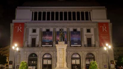 El Teatro Real de Madrid, con la iluminación exterior apagada, la noche del miércoles.