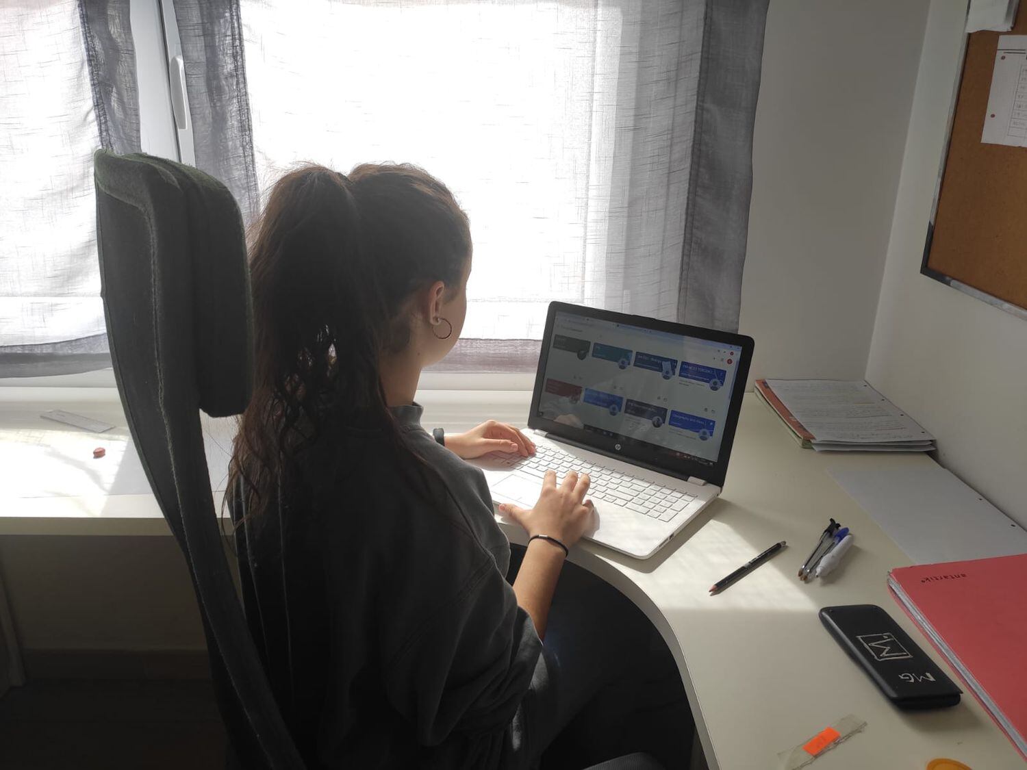 Martina González sigue las clases 'online' desde su casa, en Soto del Real (Madrid).