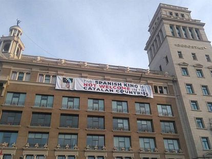 Pancarta contra la presència del Rei, a la plaça de Catalunya.