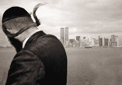 Un judío ultraortodoxo en Nueva York, frente a la isla de Manhattan con las Torres Gemelas al fondo. La foto fue tomada en los años noventa.
