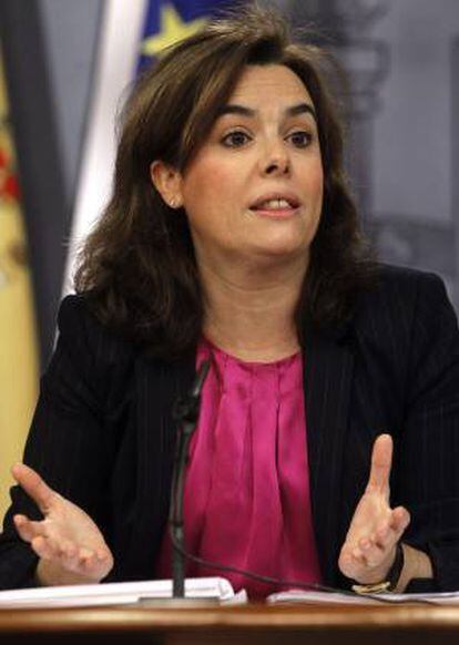 La vicepresidenta del Gobierno, Soraya Sáenz de Santamaría, durante la rueda de prensa tras la reunión del Consejo de Ministros hoy.