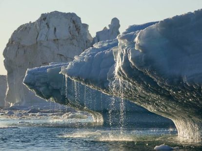 Icebergs del glaciar Jakobshavn derritiéndose en la bahía Disko en una soleada tarde de verano, en Ilulissat (Groenlandia).