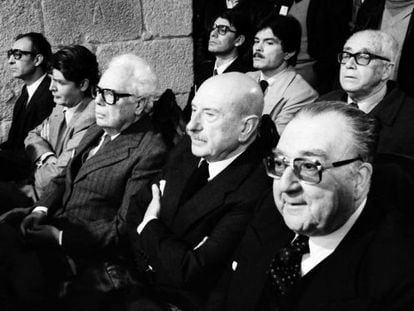 Filgueira, en primer t&eacute;rmino, en 1982. Sentados junto a &eacute;l, de derecha a izquierda, Carvalho Calero, Fern&aacute;ndez del Riego y Beiras.
