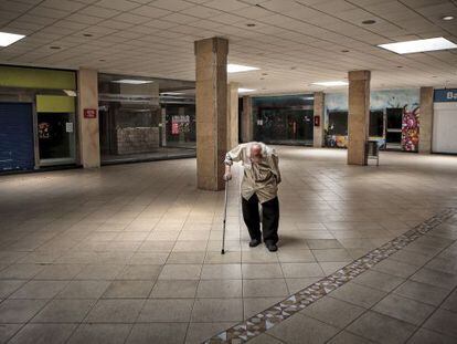 Un anciano camina en el centro comercial Avenidas, sin ningún comercio abierto.