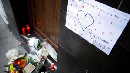 Mensajes y ramos de flores en recuerdo de una mujer asesinada en A Coruña en septiembre de 2021.