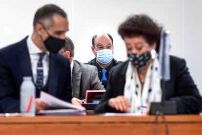Consuelo Ciscar, y al fondo, José Luis Rueda, en la primera sesión del juicio en la Audiencia de Valencia.