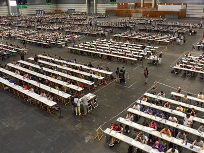 Aspirantes a las oposiciones esta mañana en el BEC de Barakaldo (Bizkaia).