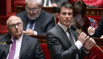 El primer ministro francés, Manuel Valls, se dirige a la asamblea nacional.