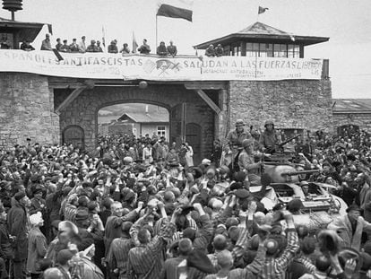 Prisioneros republicanos españoles reciben a las fuerzas americanas el 5 de mayo de 1945, día de la liberación de Mauthausen-Gusen.