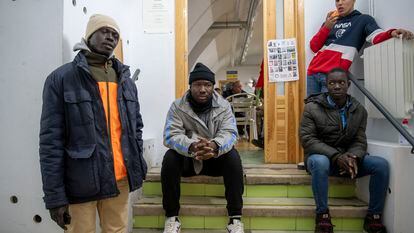 Tres inmigrantes senegalenses, que duermen a la intemperie, en las escaleras del Centro de Día Santa Clara de Jaén.