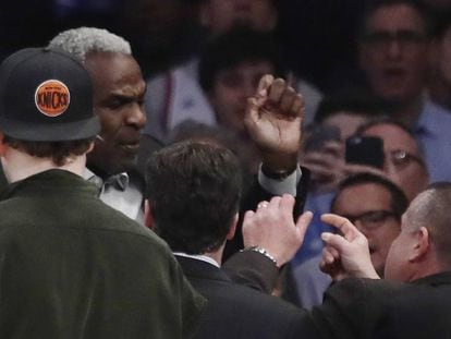 Charles Oakley, en el centro, durante el incidente.