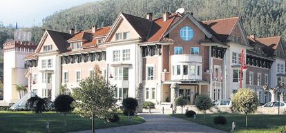 Hotel Puente Viesgo, en pleno valle del río Pas (Cantabria), cuyo origen se asociaa la existenciade un manantial.