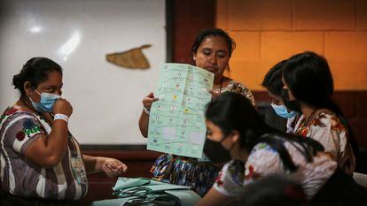 Recuento de votos en un colegio electoral en Chinautla (Guatemala), el pasado 25 de junio.