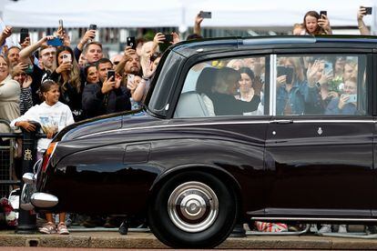 La reina Camila saluda a la multitud desde el interior del vehículo que la traslada al palacio de Buckingham. Mientras Carlos III asume sus nuevas funciones, siguen los preparativos para el funeral de Estado de la reina, que se prevé que sea el 19 de septiembre, aunque el calendario oficial no se ha anunciado.
